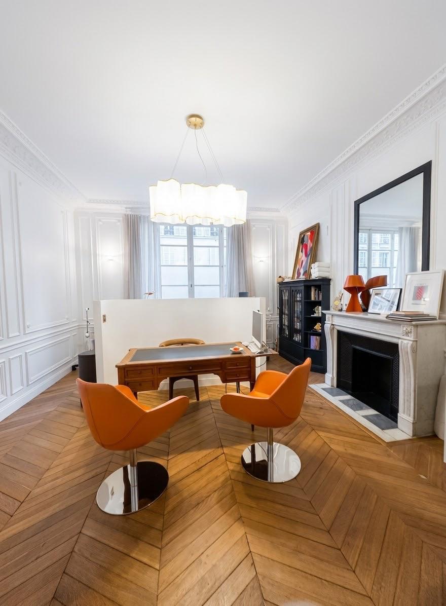 Salle de consultation haussmannienne du Dr Yaël Assayag-Ganem, médecin vasculaire à Paris : bureau, fauteuils de consultation et cheminée en marbre